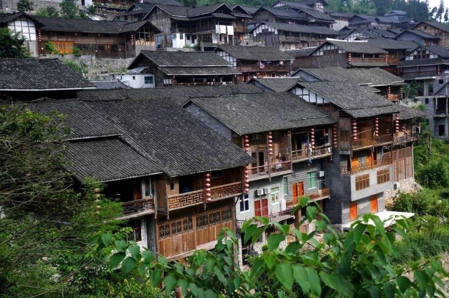 李宇春气场赶不上,穿刺绣西装配条纹针织衫+老花裤,美出国际范